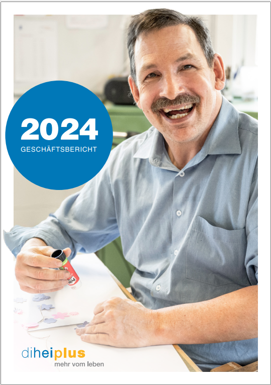 Titelseite Geschäftsbericht 2024 mit einem lachenden Mann mit kurzem dunklen Haar einem Schnurbart. Er trägt ein hellblaues Hemd und hält einen Leimstift in der Hand